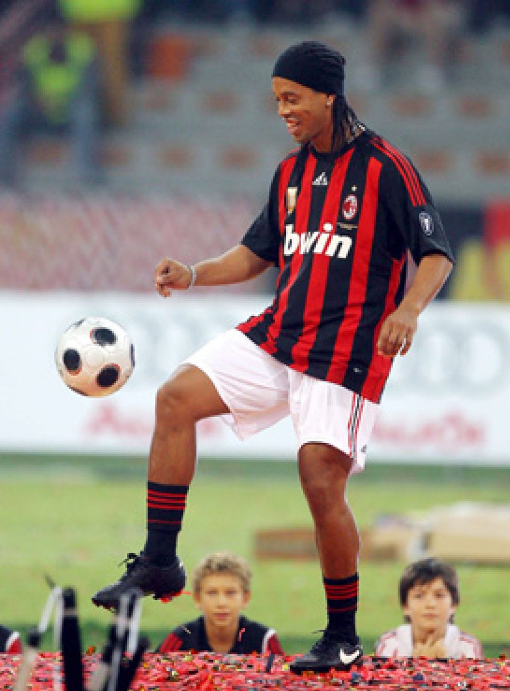 Ronaldinho vestirá la camiseta el número 80