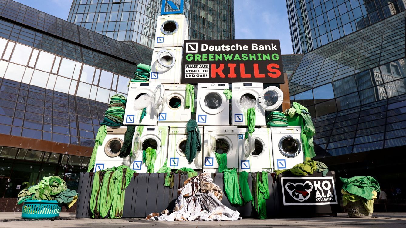 Foto: Protesta contra el 'greenwashing' ante la sede de Deutsche Bank en en Frankfurt. (Reuters/Heiko Becker)