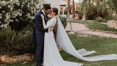 La boda de Rocío en Murcia: la novia con vestido minimalista y estrellas en el pelo
