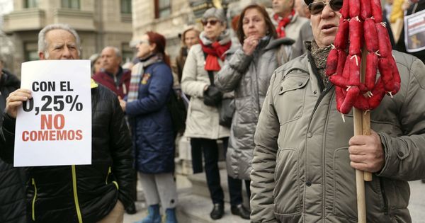 Foto: Concentración de pensionistas en Bilbao. (EFE)
