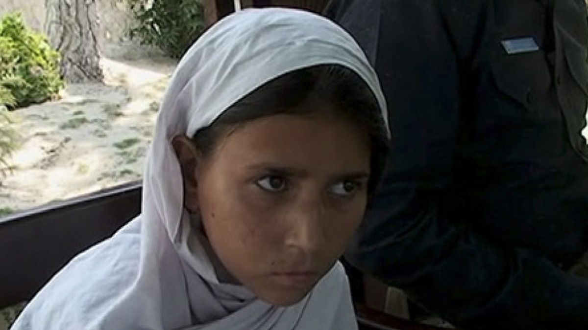 Detienen en Pakistán a una niña de ocho años con un chaleco con explosivos