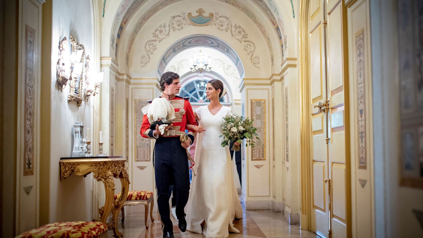 Foto: Fernando Fitz-James Stuart y Solís y Sofía Palazuelo, el día de su boda en el palacio de Liria. (EFE)
