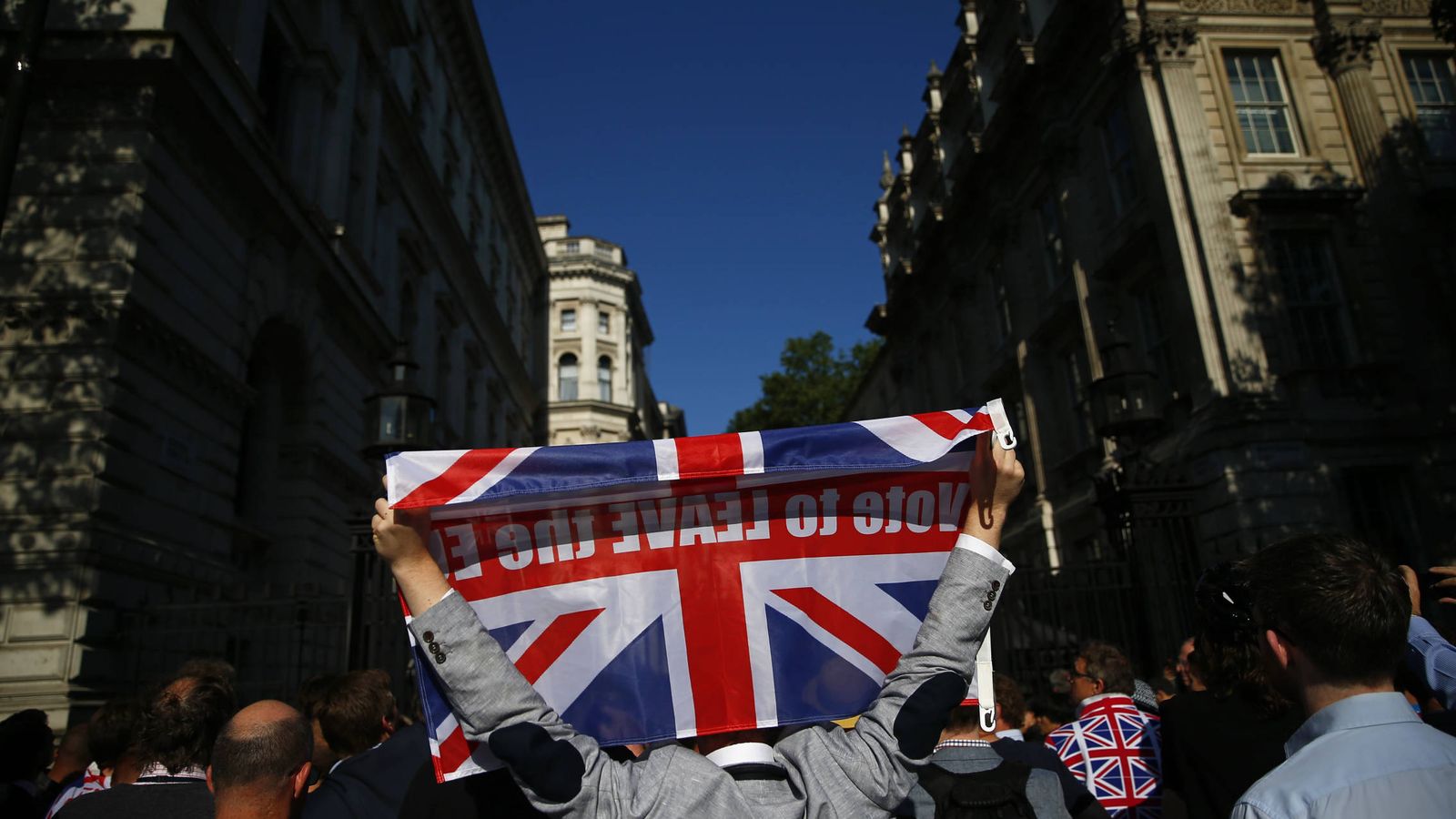 Foto: Un votante de Leave celebra el resultado del referéndum frente a Downing Street, en Londres, el 24 de junio de 2016 (Reuters). 