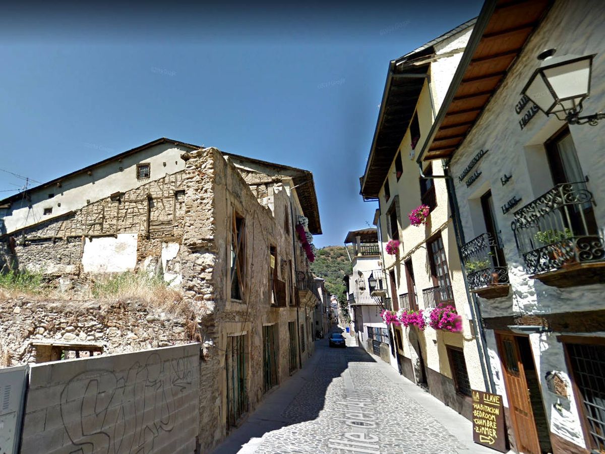 Foto: La calle del Agua, en Villafranca del Bierzo, donde se encontraba atrapado el animal (Foto: Google Maps)