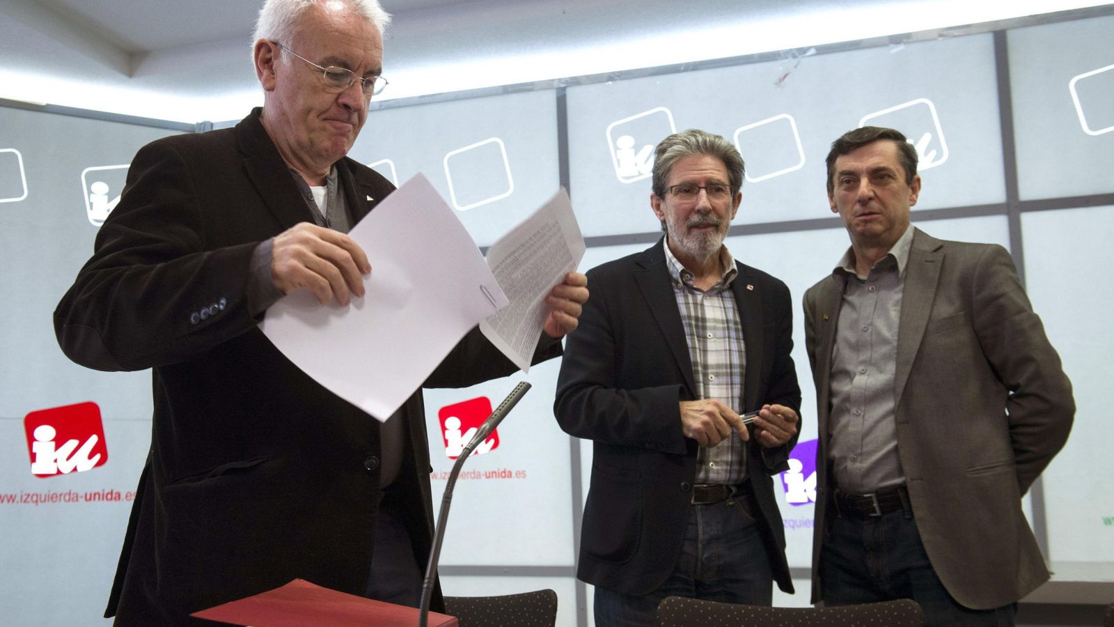 Foto: Cayo Lara, con Adolfo Barrena y José Luis Centella, el pasado 29 de marzo en la reunión de la Presidencia Federal de IU (Efe).