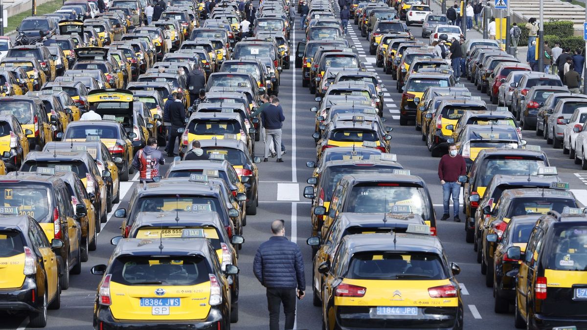 Cataluña reaviva la guerra del taxi: así es el decreto que ata en corto a Uber, Cabify y Bolt
