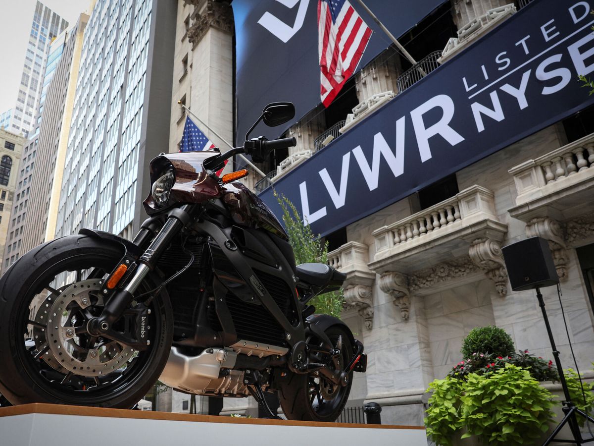 Foto: Una moto de Harley-Davidson a la entrada de la bolsa de Nueva York. (Reuters/Brendan McDermid)
