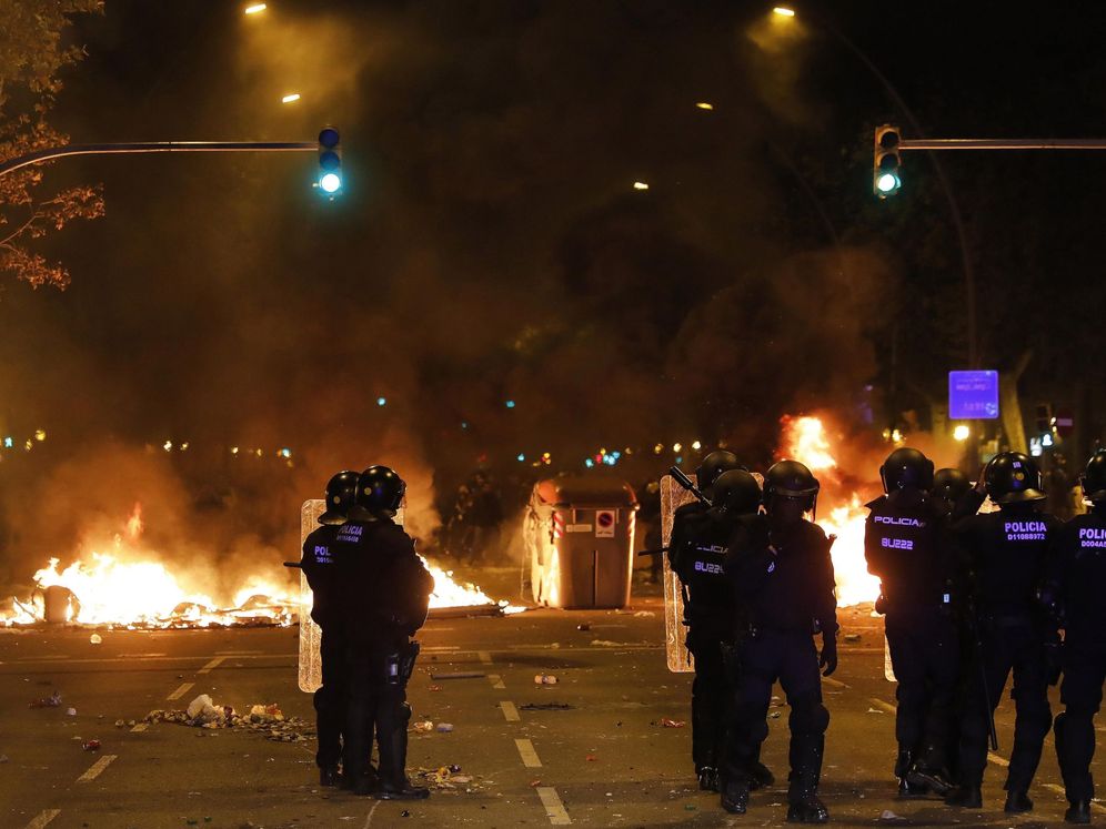 Foto: Disturbios en el centro de Barcelona tras la sentencia del 'procés'. (EFE)