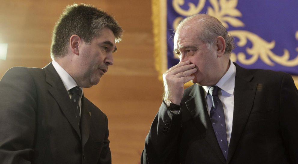 El ministro del Interior, Fernández Díaz (d), y el director general de la Policía. (EFE)