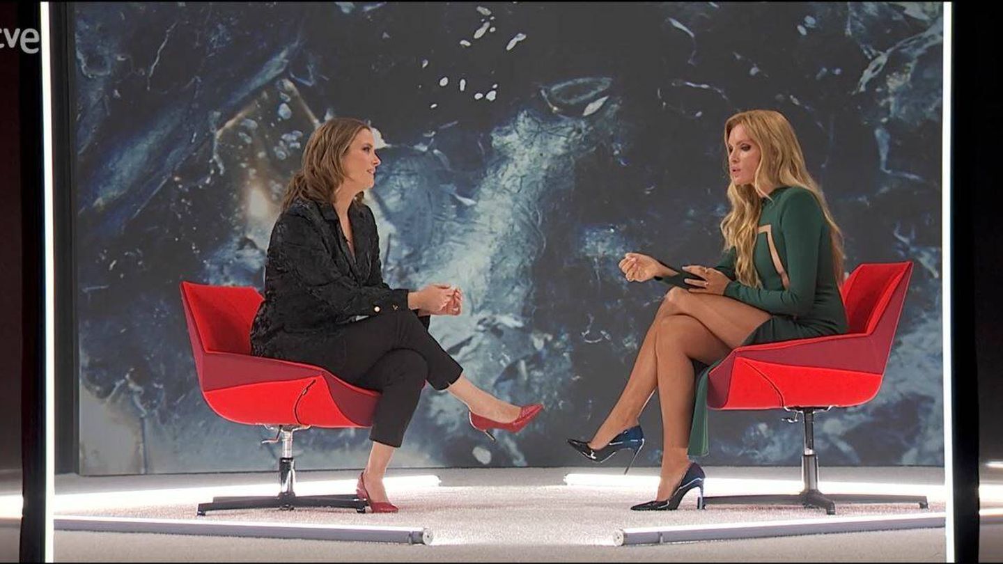  María Casado, junto a Esther Cañadas en 'Las tres puertas'. (TVE)