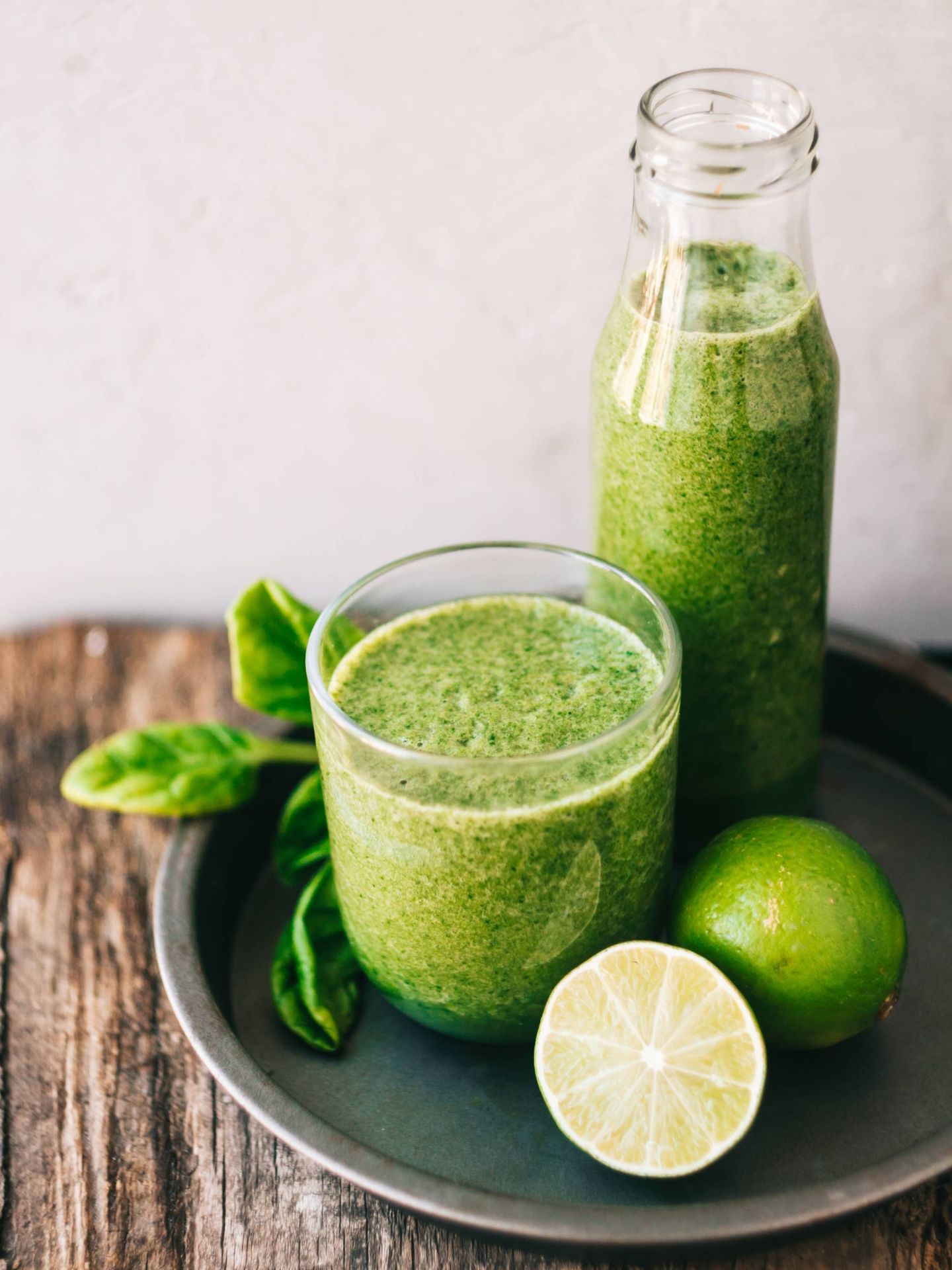 Los zumos o batidos verdes tienen al menos un ingrediente de este color. (Alina Karpenko para Unsplash)