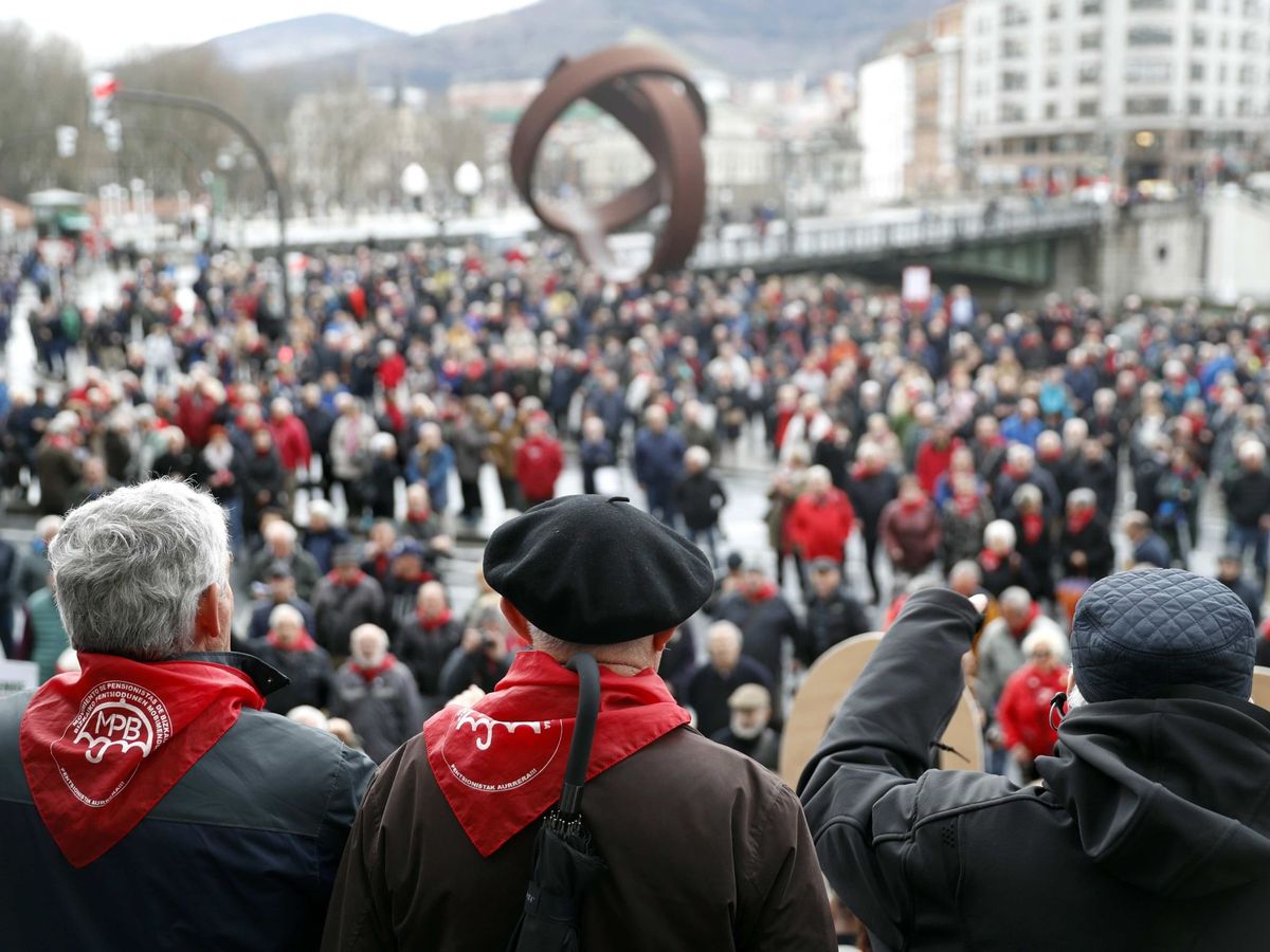 Foto: Concentración de pensionistas de Bilbao este pasado lunes. (EFE)