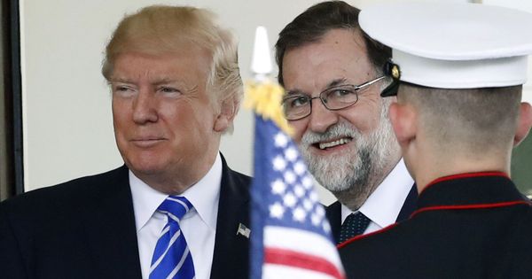 Foto: El presidente de Estados Unidos, Donald Trump (i), recibe al presidente del Gobierno, Mariano Rajoy, a su llegada a la Casa Blanca. (EFE)