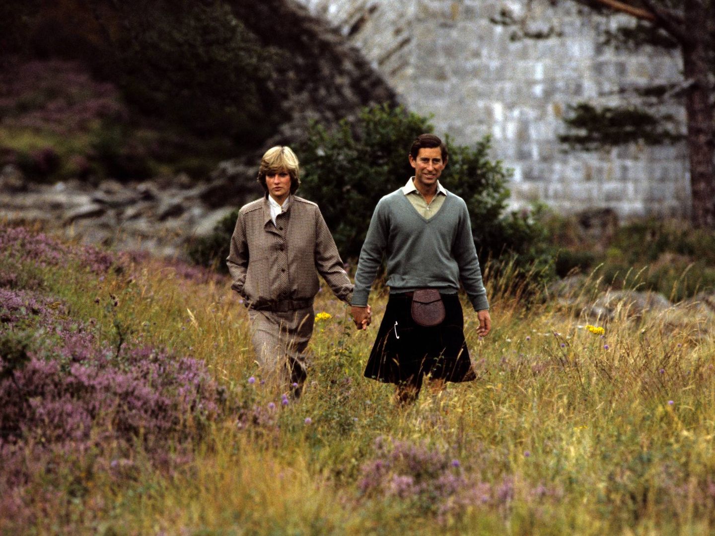  Diana y Carlos paseando por Balmoral. (Cordon Press)