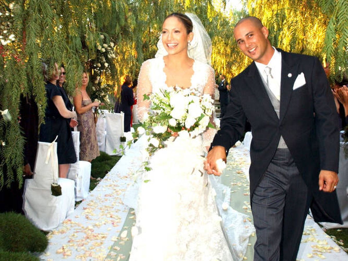 Foto: Jennifer Lopez, en su segunda boda con un diseño de Valentino. (Getty)