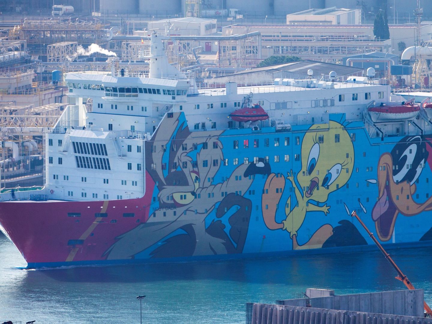 El crucero 'Moby Dada' se convirtió en un hotel flotante para los miembros de la PN desplazados a Barcelona para intentar frenar el referéndum. (EFE)