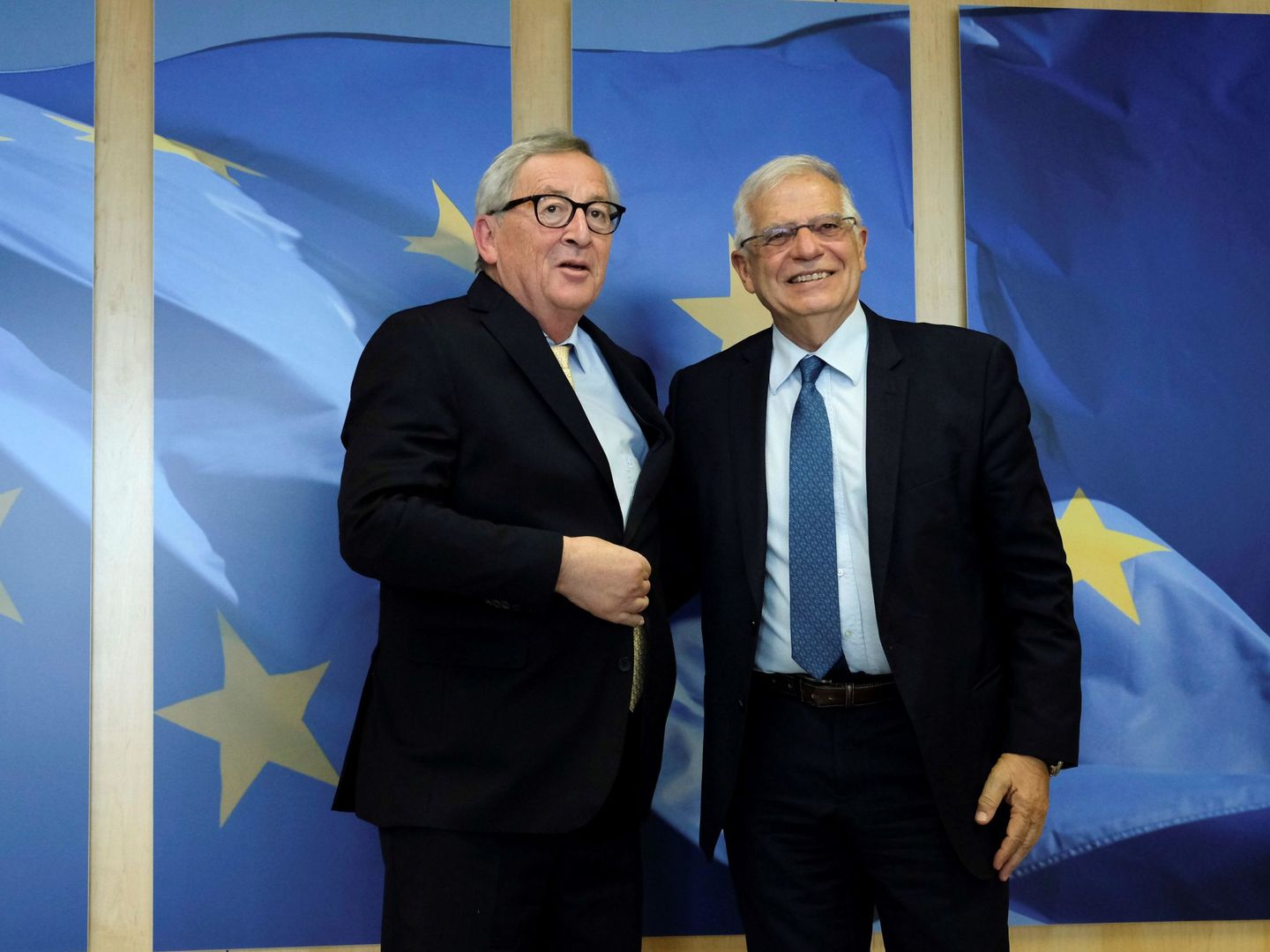 Josep Borrell, a la derecha, con el presidente de la Comisión Europea, Jean Claude Juncker. (EFE)