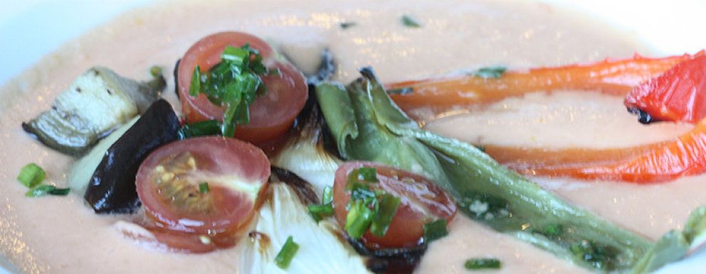 Foto: Un clásico reinventado: ensalada de tomate, verdura y salmorejo