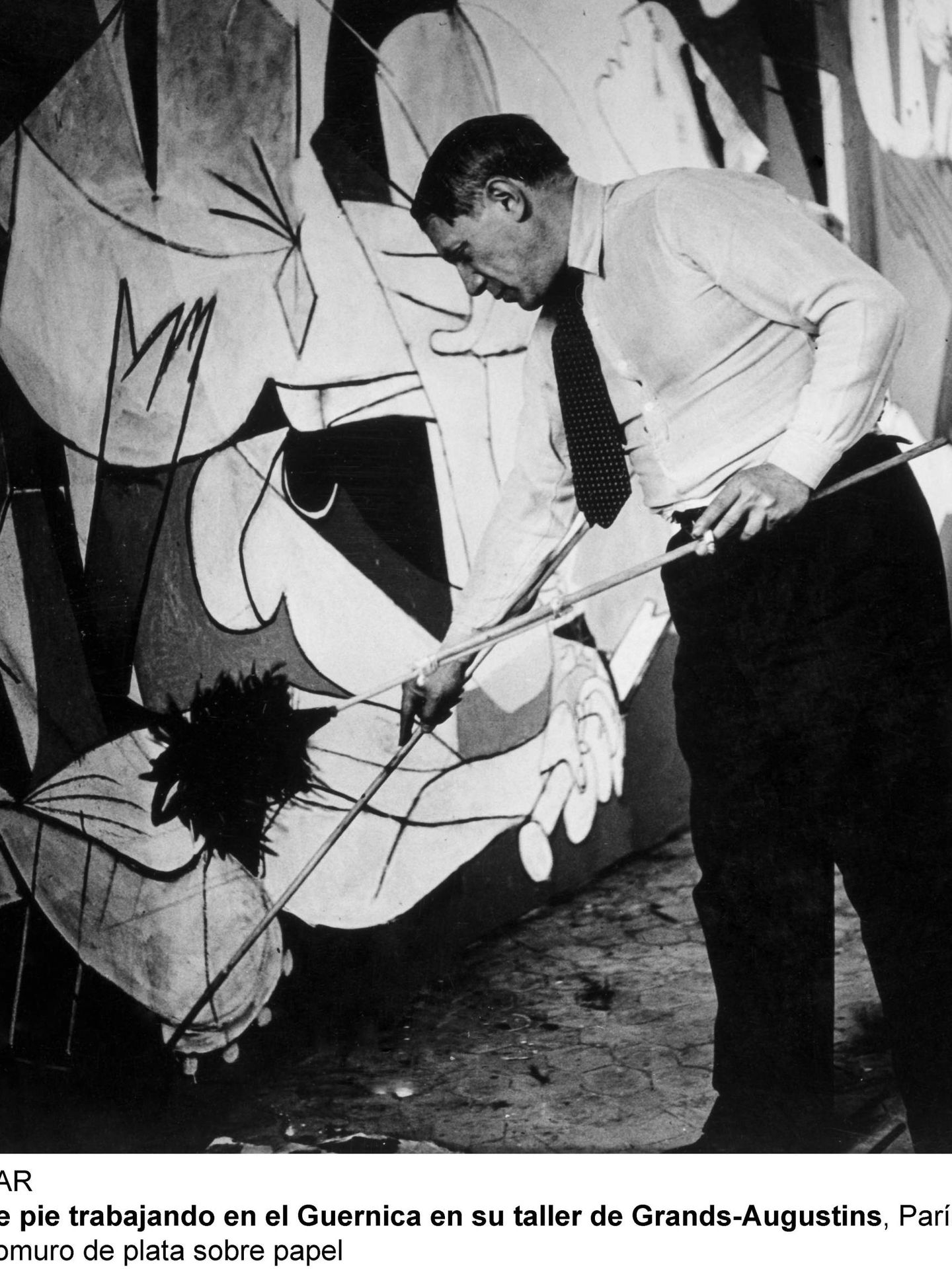 Fotografía de Picasso de pie trabajando en el 'Guernica' en su taller de Grands-Agustins, en París en 1937, de Dora Maar (Museo Reina Sofía)
