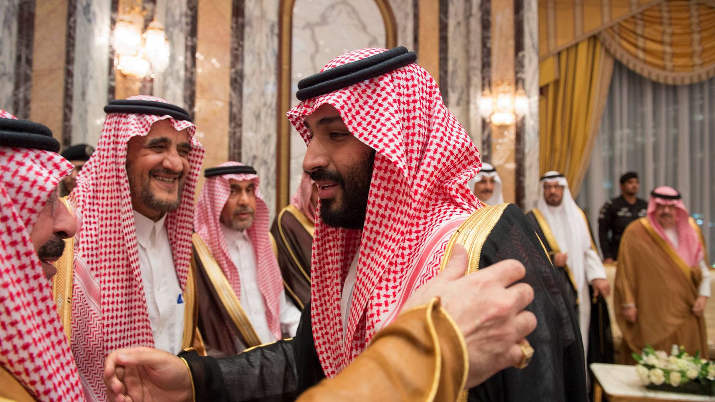 El príncipe heredero, Mohamed bin Salman, habla con miembros de la familia real durante una ceremonia en La Meca. (Reuters)