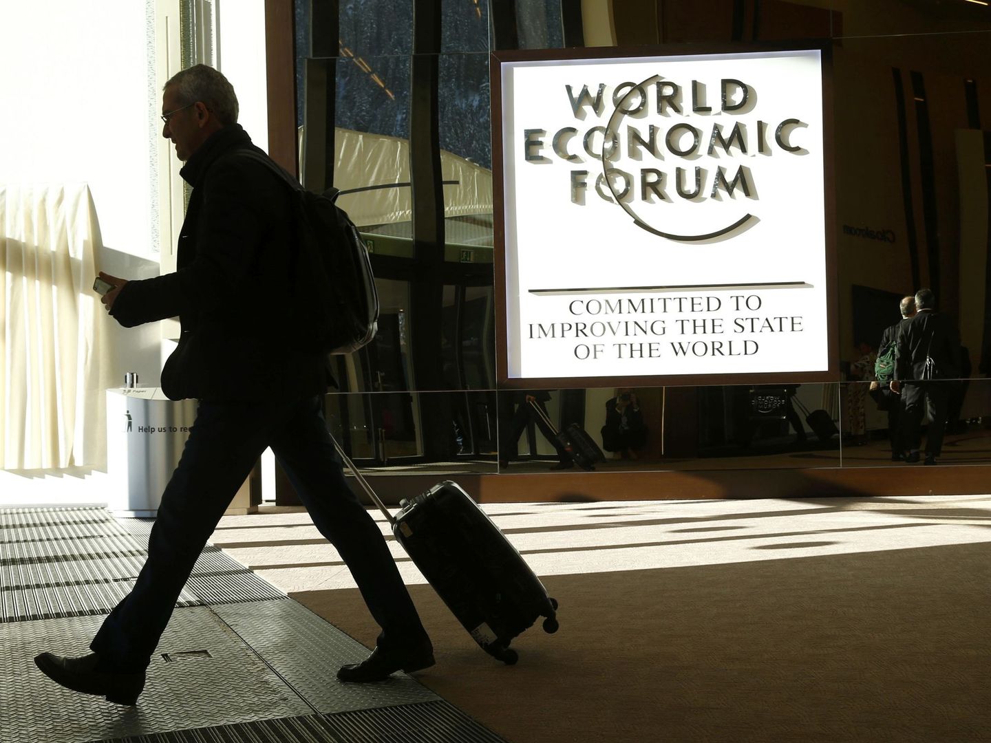 Un asistente al Foro Económico Mundial de Davos abandona la zona de Congresos, el 20 de enero de 2017. (Reuters)