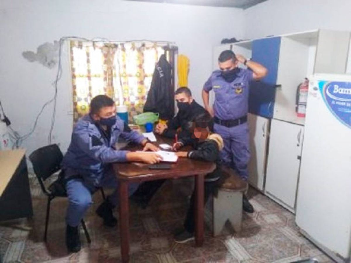 Foto: Los policías ayudaron a Braian a hacer los deberes (Policía del Chaco)