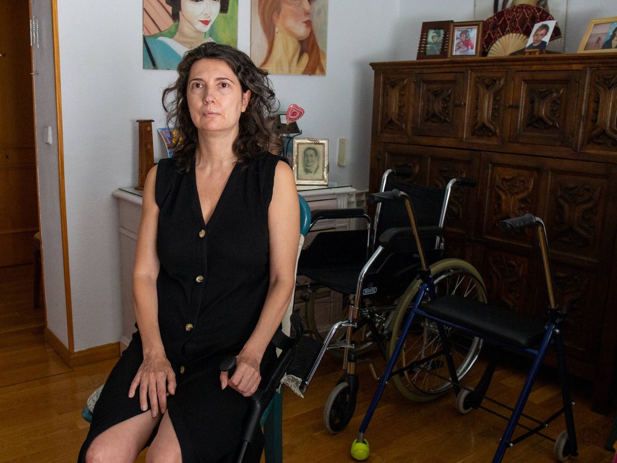Foto: María Calle, discapacitada tras una cirugía, en su casa de Madrid. (D.B.)