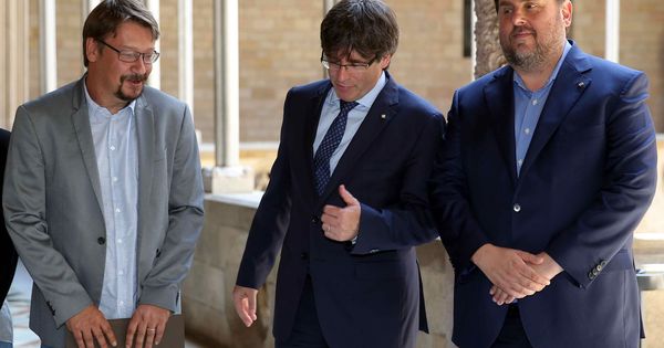 Foto: El presidente de la Generalitat, Carles Puigdemont (2d), y su vicepresidente, Oriol Junqueras (d) , con el coordinador general de Catalunya en Comú, Xavier Domènech. (EFE)