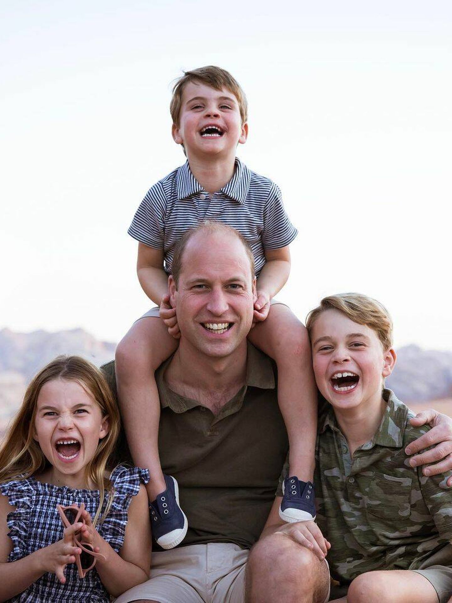 El príncipe Guillermo con sus hijos, tres de los nietos de Carlos III. (Instagram)