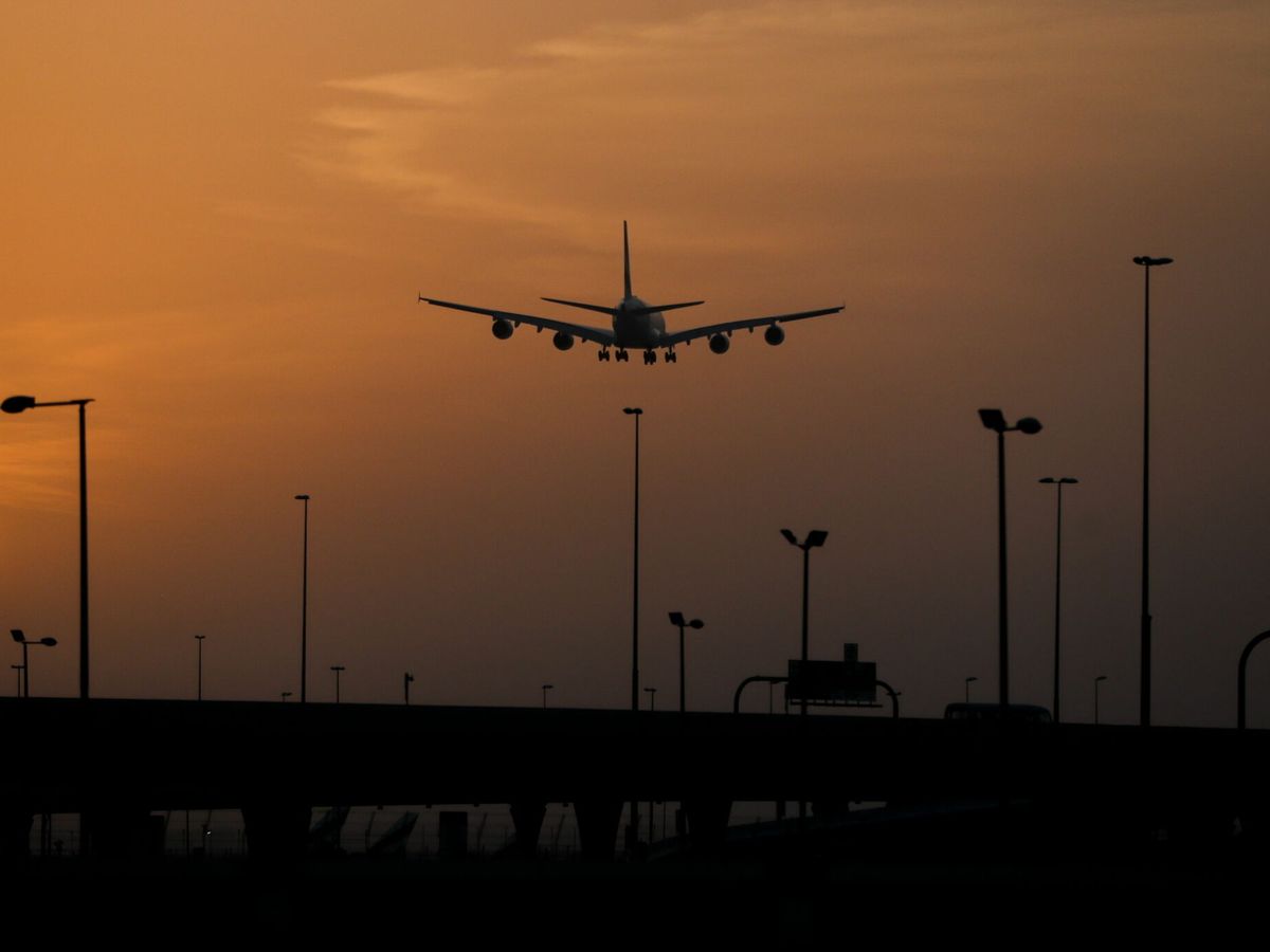 Foto: Un avión de pasajeros aterriza en el aeropuerto de Dubái. (EFE)