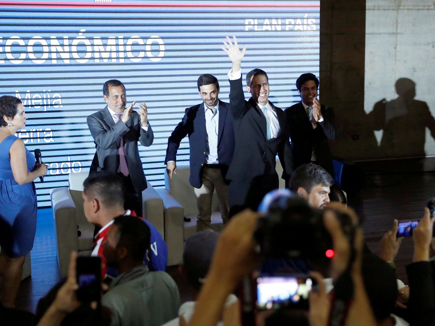 Juan Guaidó, durante la presentación del Plan País, antes del incidente. (Reuters)