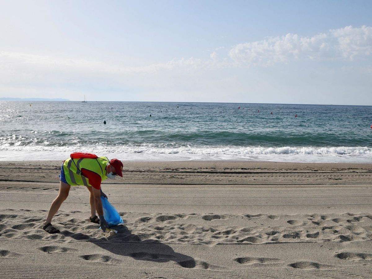 Foto: Recogida de residuos en playas. (EFE)