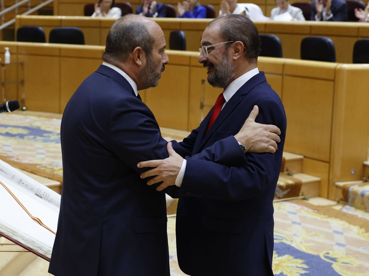 Foto: Javier Lambán saluda a Pedro Rollán tras tomar posesión del cargo como senador. (EFE/J. J. Guillén)