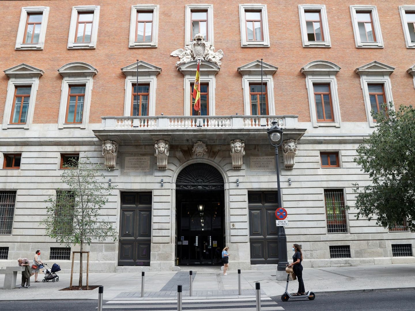 Fachada de la Real Casa de Aduanas de Madrid, sede del Ministerio de Hacienda de España. (EFE/J.J. Guillén)