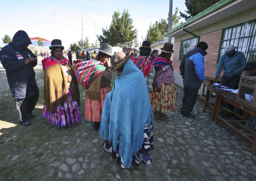 Foto: Ciudadanos esperan para depositar su voto en un colegio electoral en Achacachi, en La Paz (Reuters).