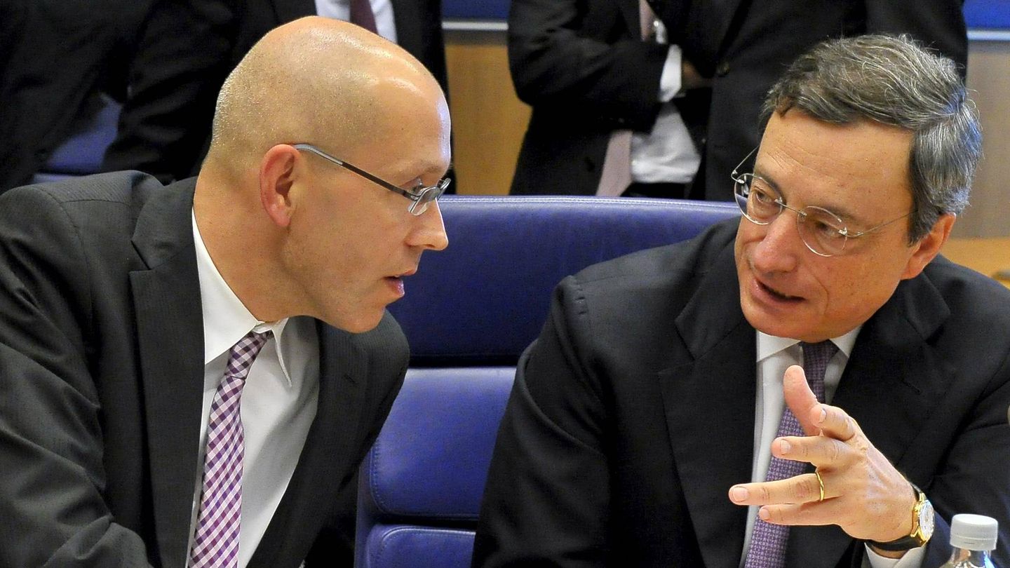 Jörg Asmussen junto a Mario Draghi en una imagen de archivo (Efe).