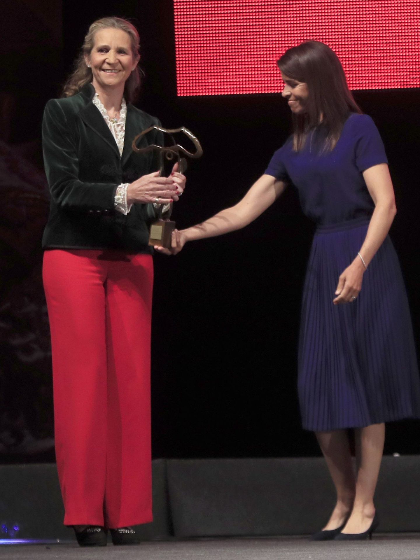 La Infanta Elena recibe el premio 'Tauromaquia y Mujer'. (EFE)