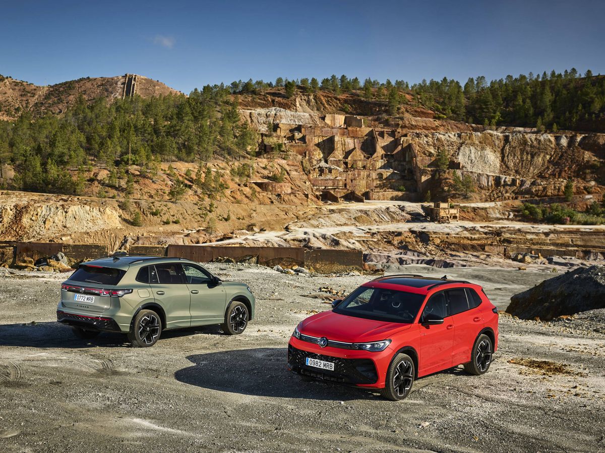 Foto: Dos de las versiones del nuevo Tiguan, en la mina de Riotinto, en Huelva. (Volkswagen)