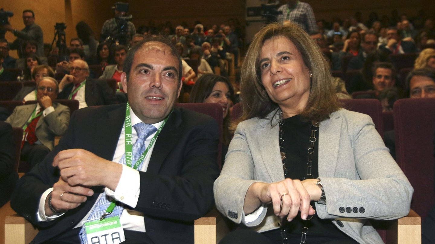 Lorenzo Amor, presidente de ATA, y la ministra de Empleo, Fátima Báñez en el Foro de Córdoba. (Efe)