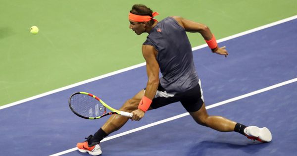 Foto: Rafa Nadal pelea una bola durante el US Open (EFe)