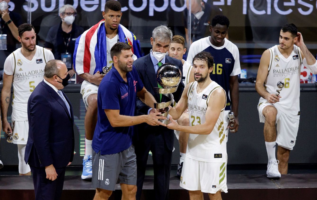 Felipe Reyes y Sergio Llull recogen el trofeo de la Supercopa de la liga ACB el pasado mes de septiembre. (Efe)