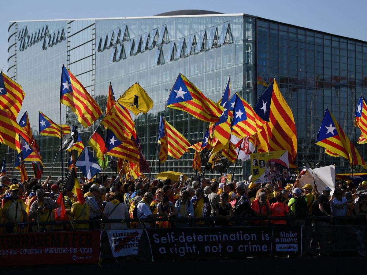 Foto: Independentistas catalanes se manifiestan ante el Parlamento Europeo en Estrasburgo. (EFE)