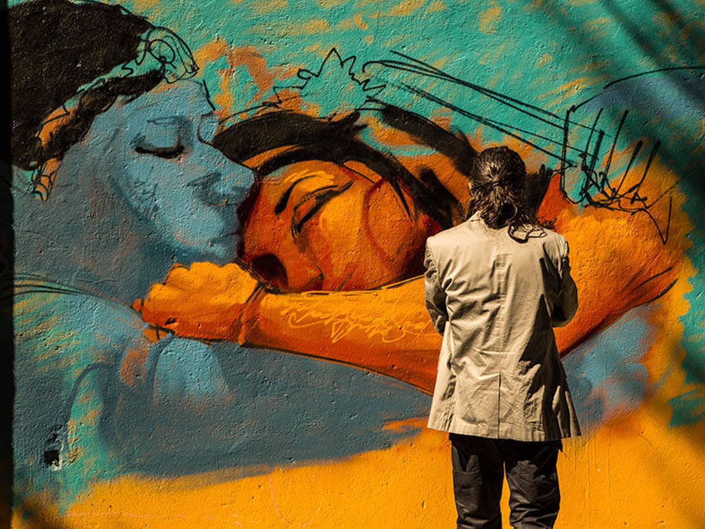 Jorge Pardo, de espaldas frente a un mural. (Cedida)