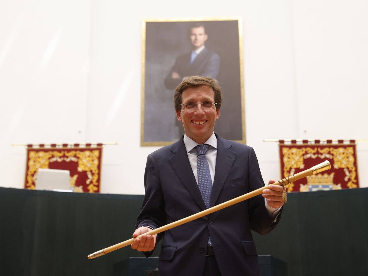 Foto: José Luis Martínez-Almeida posa con el bastón de mando tras el pleno constitutivo del consistorio madrileño. (EFE/Juan Carlos Hidalgo)