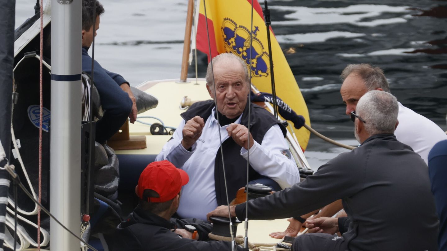 Juan Carlos I, a bordo del Bribón. (EFE/Lavandeira Jr)