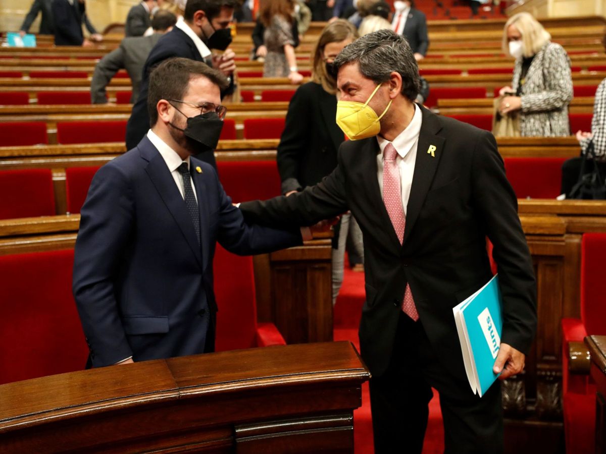 Foto: El candidato de ERC a la presidencia de la Generalitat, Pere Aragonès (i), conversa con el diputado de JxCAT Joan Canadell. (EFE)