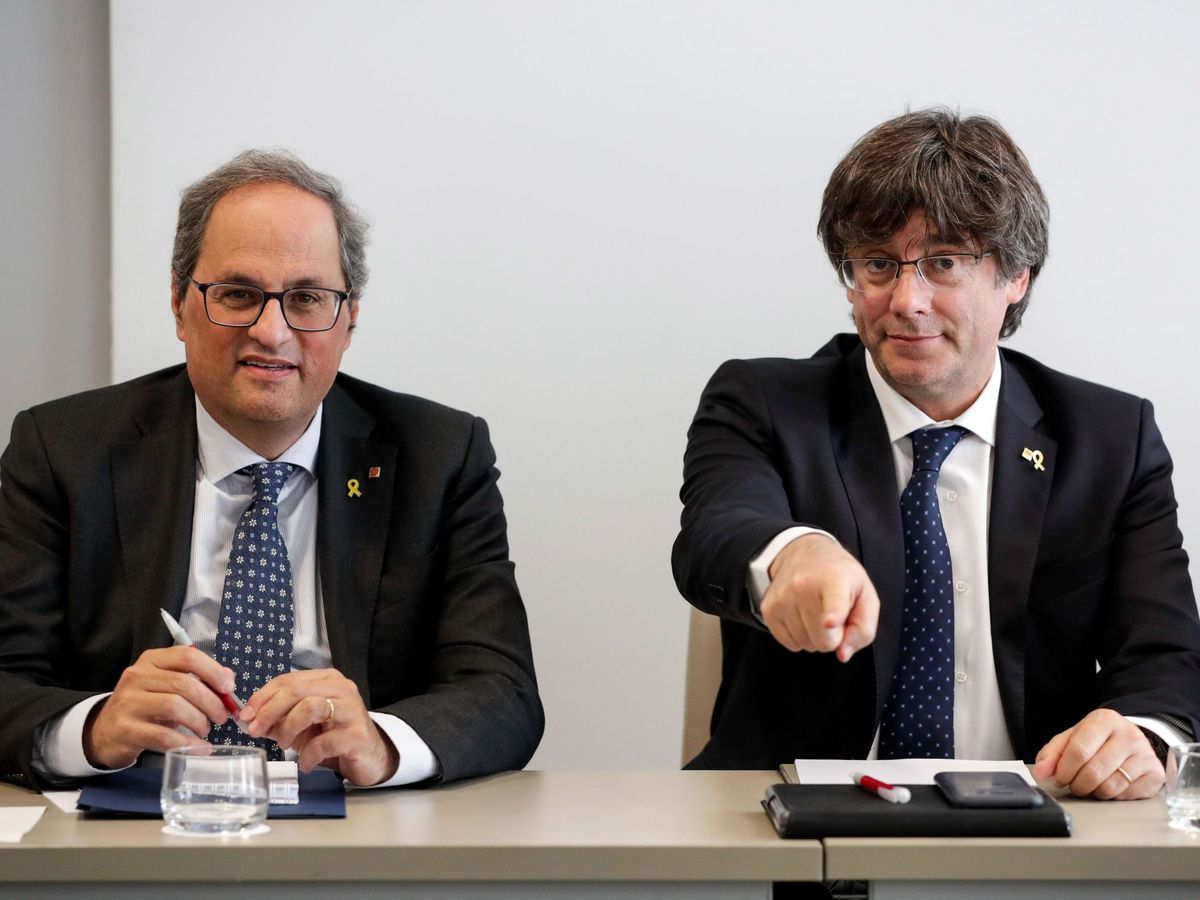 Foto: El presidente de la Generalitat de Cataluña, Quim Torra (i), y su antecesor en el cargo, Carles Puigdemont. (EFE)
