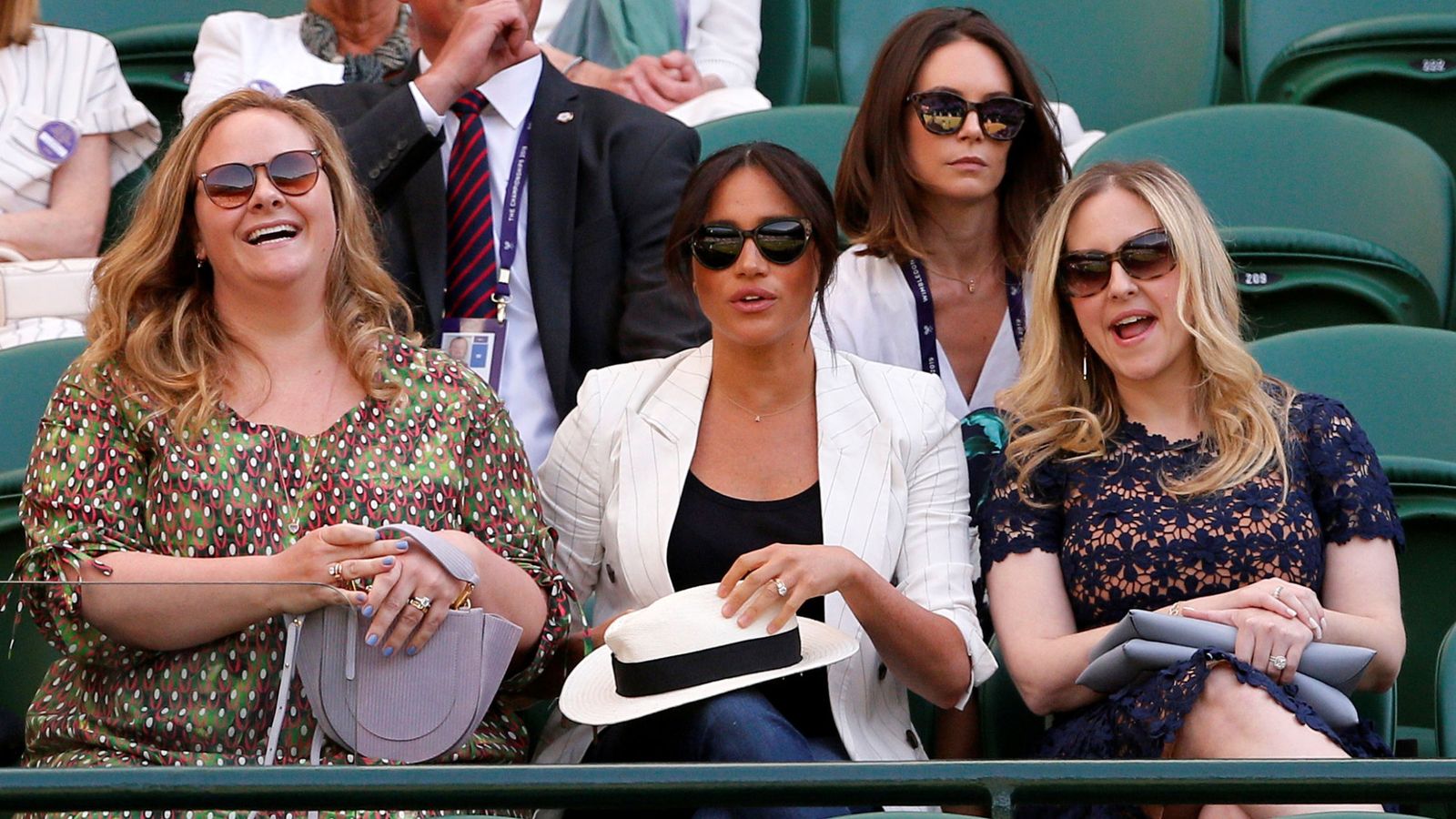 Foto: Meghan Markle, junto a sus amigas en Wimbledon. (Reuters)