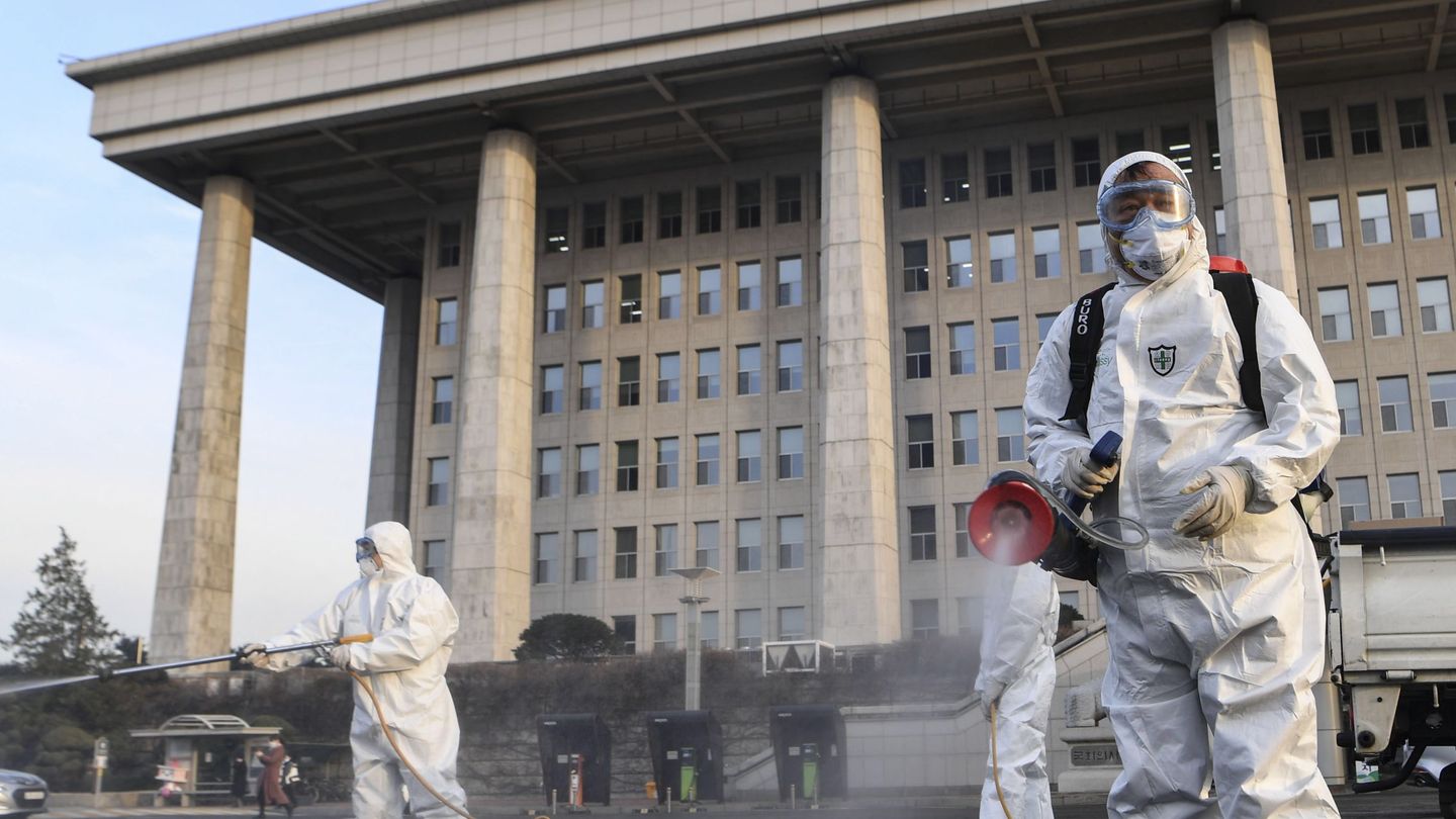 Trabajadores desinfectan las calles en Seúl, Corea del Sur. (Reuters)