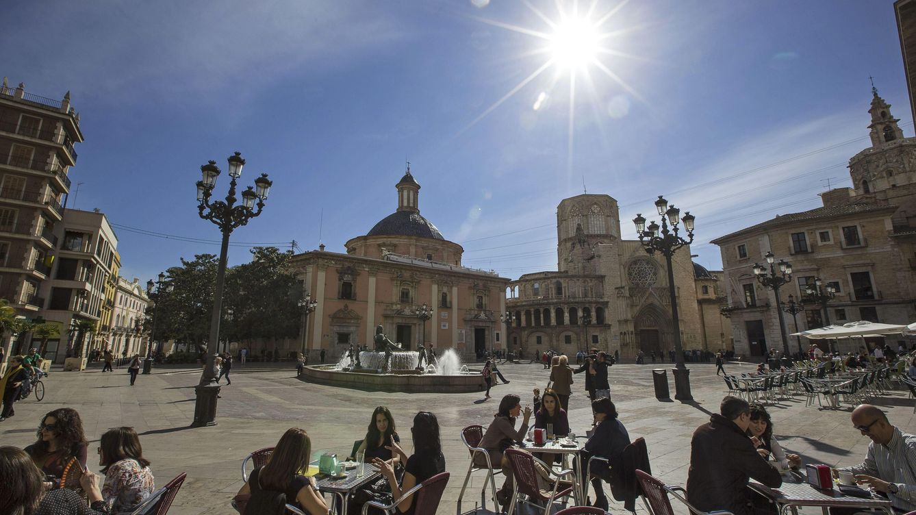 Foto: Varias personas disfrutan del sol en una terraza de la céntrica plaza de la Virgen de Valencia. Las altas temperaturas y la ausencia de viento marcan el inicio del mes de marzo (EFE)